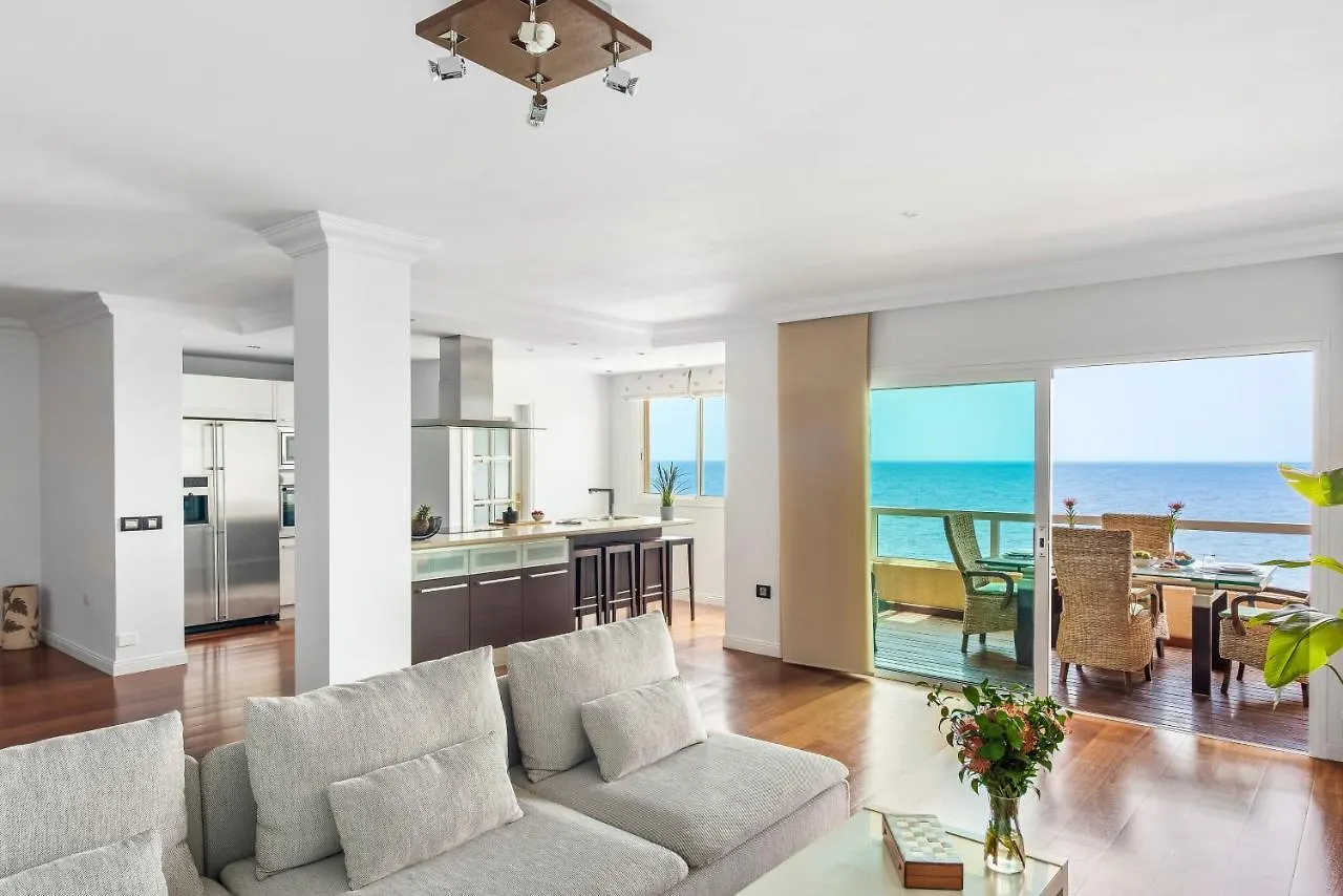Spacious Beach Apartment With Private Parking Radazul