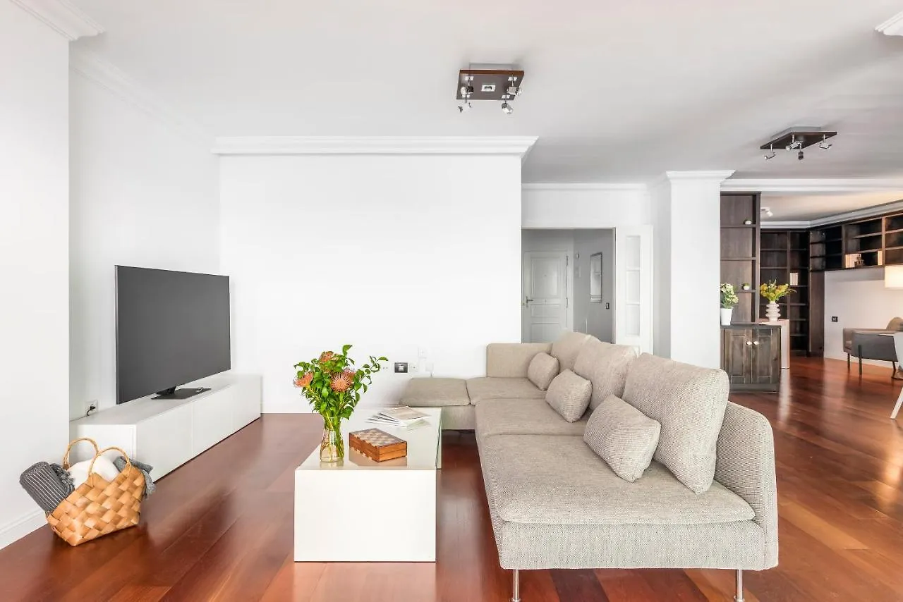 Spacious Beach Apartment With Private Parking Radazul