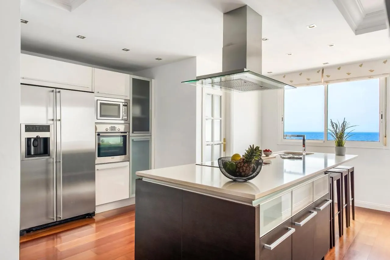 Spacious Beach Apartment With Private Parking Radazul