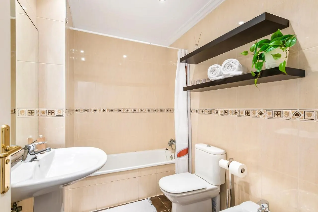 Spacious Beach Apartment With Private Parking Radazul